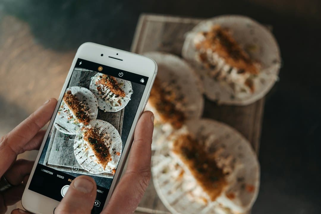 スマートフォンで食事の写真を撮っているところ